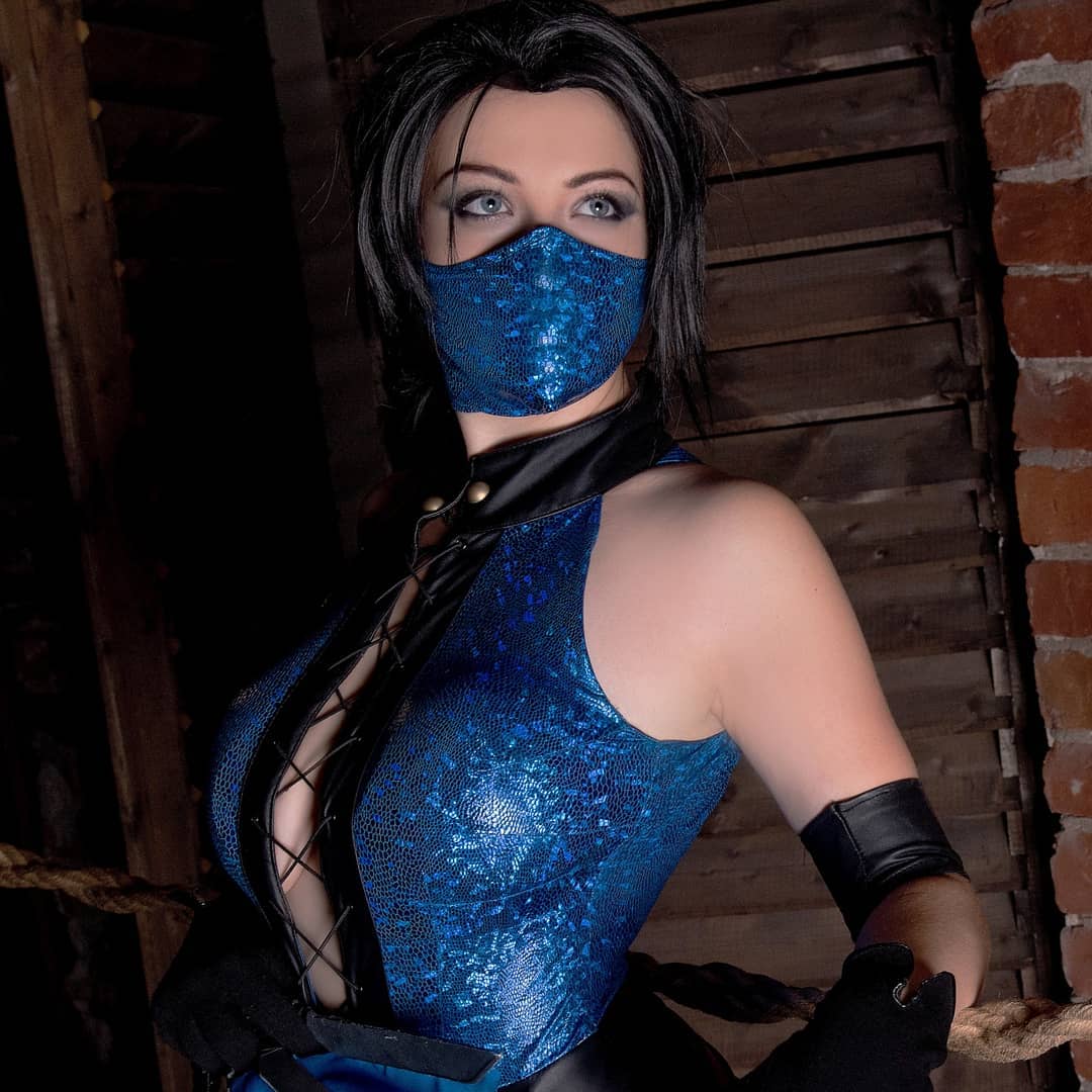 Mortal Kombat: Красивый Косплей на Китану (Kitana) в исполнении Натальи Нов...