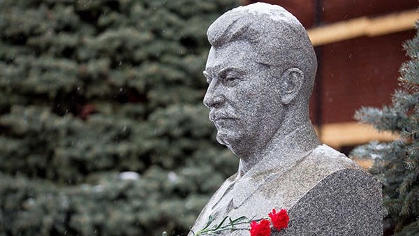 В 1961 году по всей стране сносили памятники Сталину. Команда пришла с самого верху, так Хрущёв мстил тому, кого боялся, а следовательно ненавидел.
