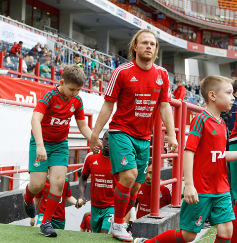 Игроки «Локомотива» вышли на матч с «Тереком» в футболках с твитами болельщиков