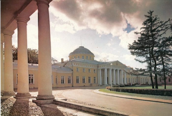 Один из лучших архитектурных памятников русского классицизма, был подарен Екатериной II своему фавориту - князю Григорию Потемкину.