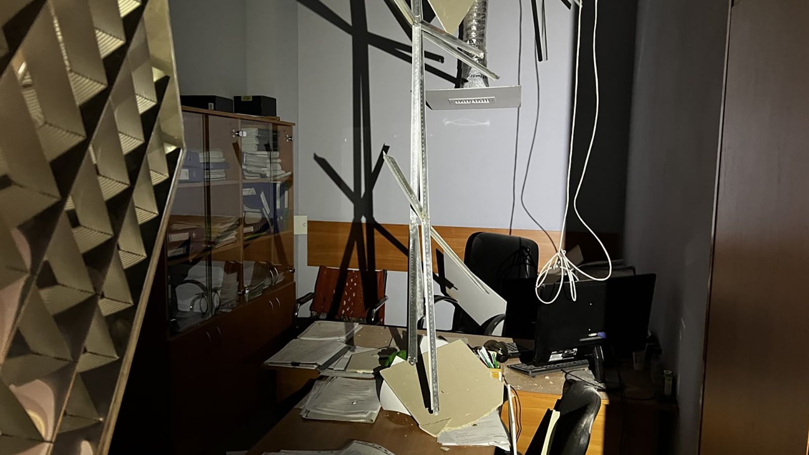 Офисное здание в центре Донецка пострадало во время обстрела