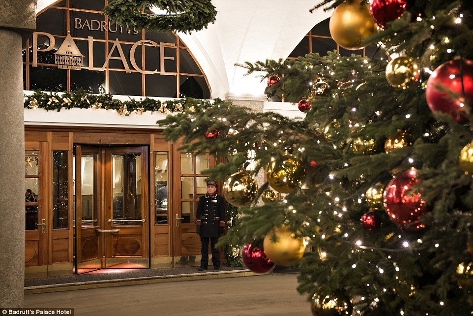 Новогодняя гостиница. Badrutt’s Palace Hotel, Санкт-Мориц елка. Новогодняя ель в отеле. Рождество отель. Новогоднее украшение отелей.