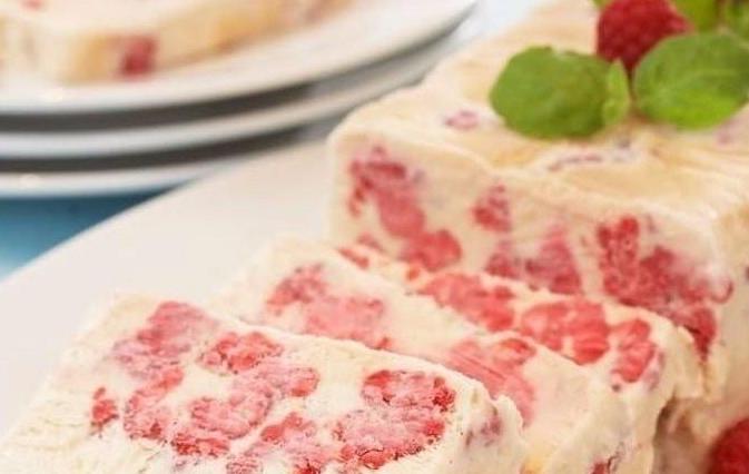 Бомбезно: Легкий летний торт из йогурта, ягод и фруктов без выпечки