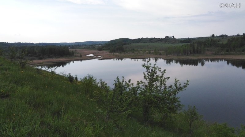 Вид с горы Жеравьей (Журавлиной), из которой внизу бьют ключи, на Городищенское озеро и часть Изборско-Мальской долины