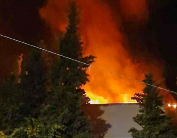 В Ялте загорелась многоэтажка