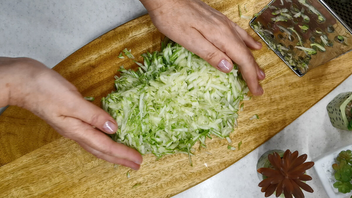 У меня все кабачки сейчас уходят на вкуснейшие котлеты. Часть съедаем сразу, остальное в морозилку и зимой едим У меня все кабачки сейчас уходят на вкуснейшие котлеты. Часть съедаем сразу, остальное в морозилку и зимой едим котлеты, перец, крупной, только, очень, сразу, проминаем, овощные, можно, сметана, укроп, чеснок, присаливаем, слегка, просто, сухарях, минут, зимой, выкладываем, сухари