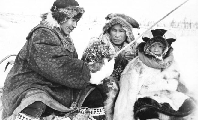 Сыновья чукчей в тундре учатся спать стоя. Обычай гласит, что так они становятся воинами Сыновья чукчей в тундре учатся спать стоя. Обычай гласит, что так они становятся воинами сыновей, постепенно, только, мальчики, настоящими, оленьей, ногах, луком, руках, момента, юноша, внимательно, потеряет, бдительность, выпускал, стрелу, Инициату, требовалось, следил, Воспитание