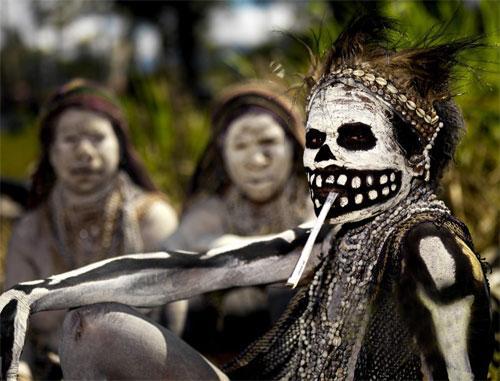 Последние племена каннибалов в Папуа Новой Гвинее (9 фото)