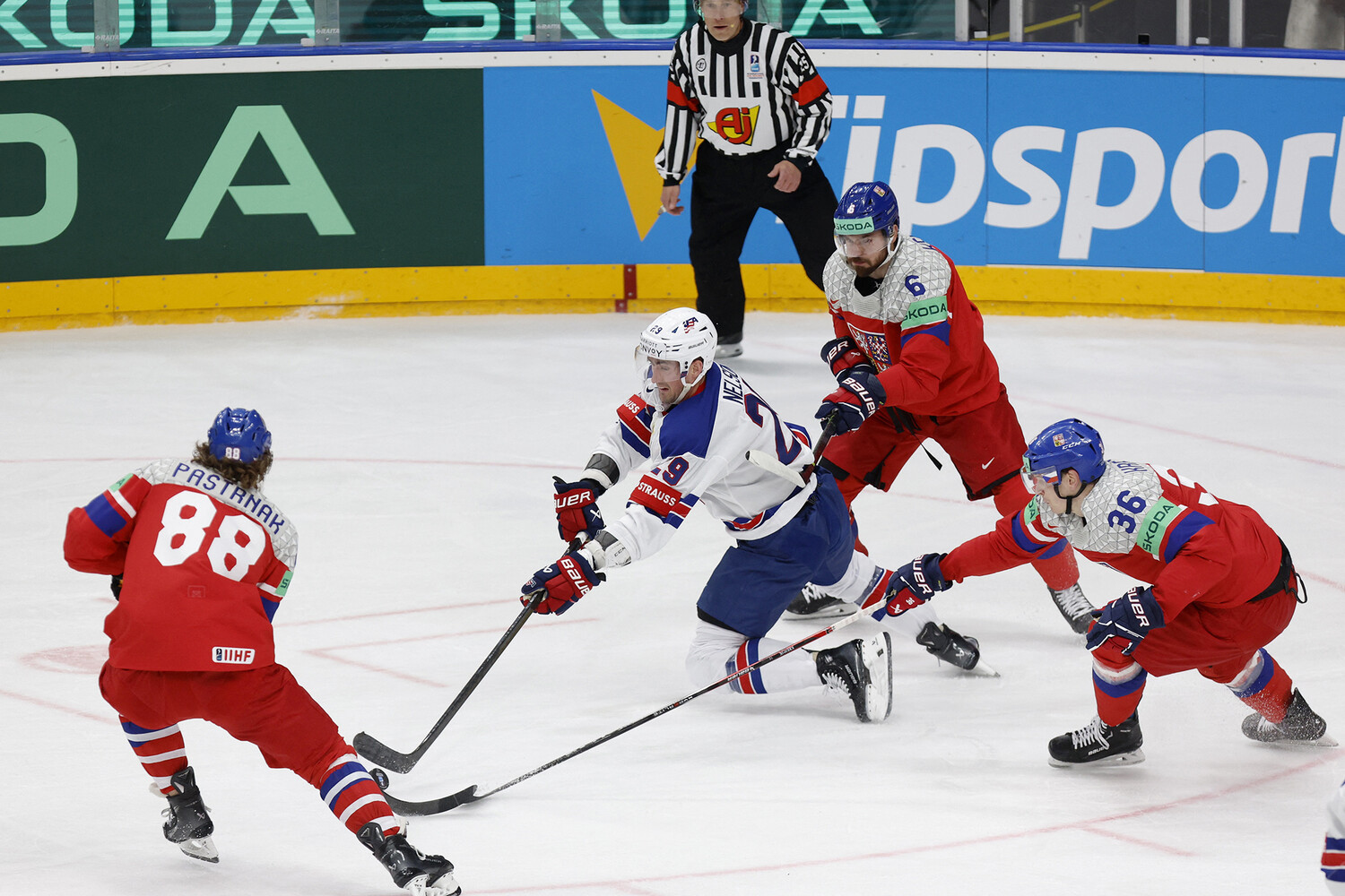 Определились полуфинальные пары чемпионата мира по хоккею в Праге