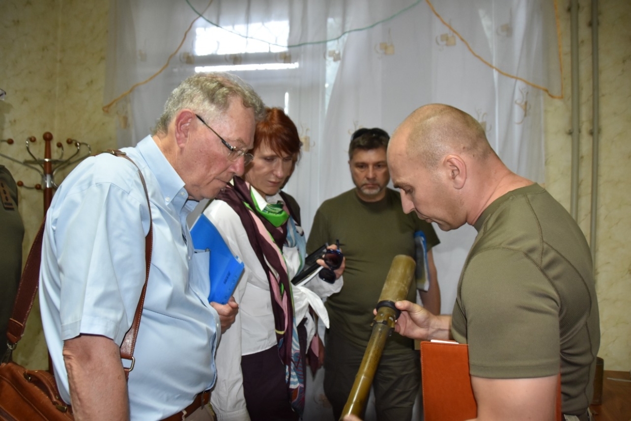 Зеленский зачищает информационное поле, в Донбасс прибыл специалист по решению конфликтов