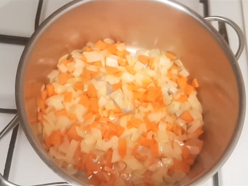 5 согревающих осенних супов на любой вкус: мясной, куриный, рыбный и чечевичный минут, кубиками, кастрюлю, перец, нарезаем, варим, отправляем, добавляем, понадобится, сельдерея, бульона, очень, вливаем, куриного, обжариваем, морковь, масло, бульон, кастрюле, нужно