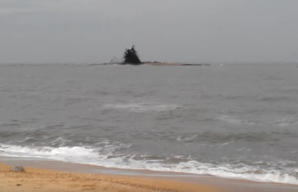 Извержение грязевого вулкана на берегу Азовского моря. Засняли очевидцы.