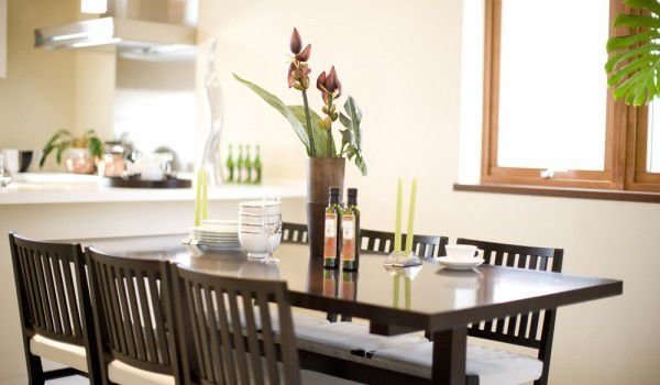 Искусственные цветы на кухне