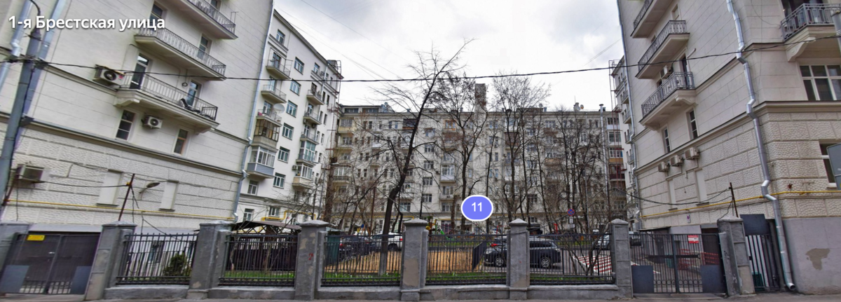 Так здание выглядит со двора, который выходит на 1-ю Брестскую улицу, 2020. Яндекс.Панорамы.