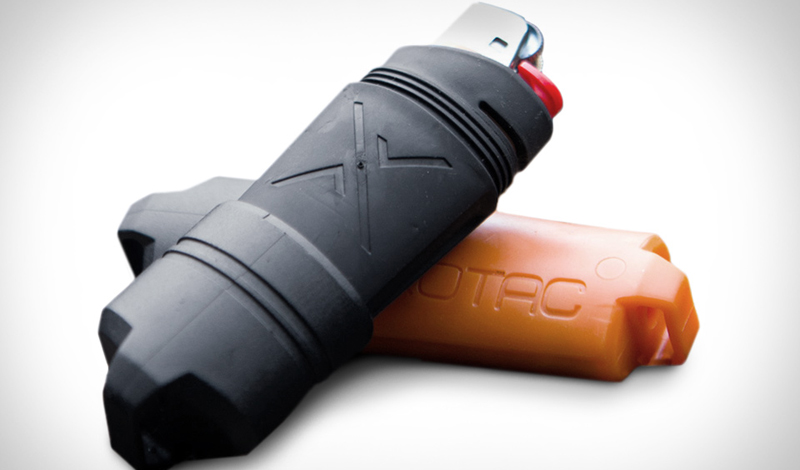 Exotac FireSleeve
Часто в походе требуется поддержание огня в течение какого-то времени. Проще всего будет, конечно, использовать горелку, но тащить ее с собой согласится не каждый. Элементарный кейс для обычной зажигалки Exotac FireSleeve эту проблему способен решить. Специальные крепления будут удерживать зажатой клавишу подачи газа, а сам чехол предохранит зажигалку от воды.