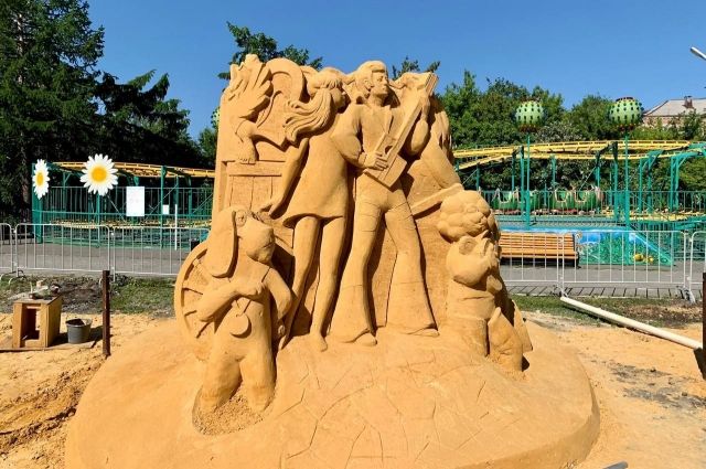 В центре Челябинска появились Бременские музыканты и ещё 8 скульптур из песка