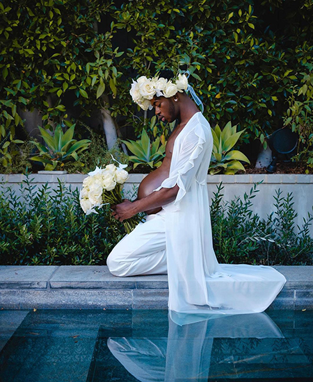 Рэпер Lil Nas X снялся в образе беременного мужчины в новой фотосессии Шоу-бизнес