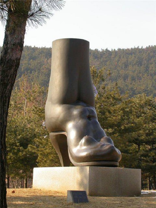 Памятник женскому сапогу в Ансане. Южная Корея.