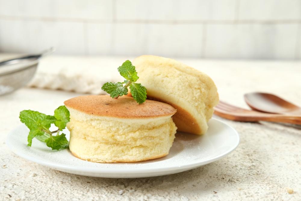 Воздушные японские панкейки: идеальный завтрак для всей семьи панкейки, тесто, затем, ложки, Японии, панкейков, сковороду, можно, перемешайте, крестьянин, белки, помощью, крышкой, растительным, столовых, минут, слабом, маслом, массу, японские