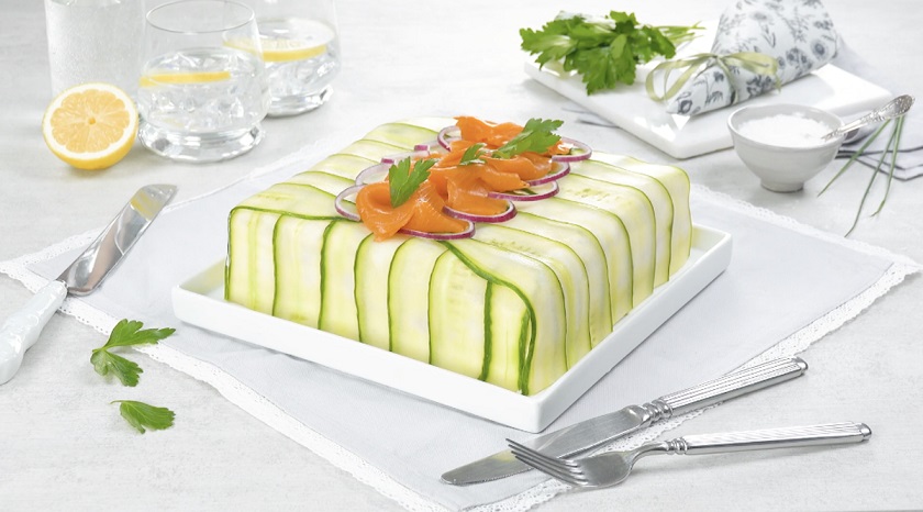 Бутербродный торт со свеклой и копченым лососем: классная замена обычному салату