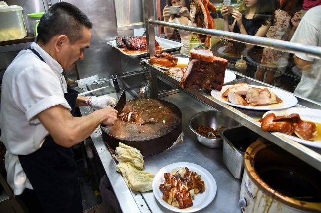 Как сингапурский торговец уличной едой получил звезду Мишлен