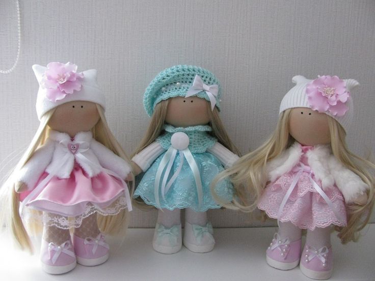 Куклы сшиты красивые. Сшить куклу. Куклы из ткани. Шитые куклы. Одежда для интерьерной куклы.