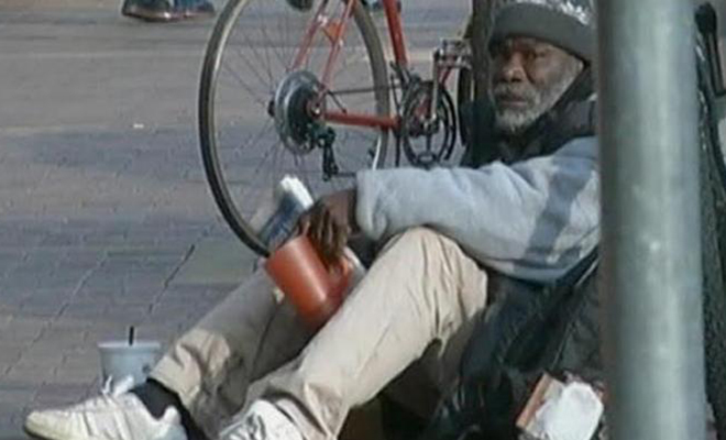 Бездомный нашел на улице кольцо с бриллиантом и решил вернуть владельцу. Решение полностью изменило его жизнь Культура