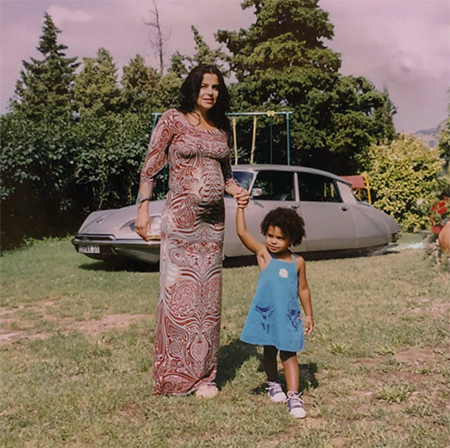 Связь времен: Тина Кунаки повторила фотосессию своей мамы, примерив ее платье Jean Paul Gaultier Связь времен: Тина Кунаки повторила фотосессию своей мамы, примерив ее платье Jean Paul Gaultier Дети,Беременные звезды