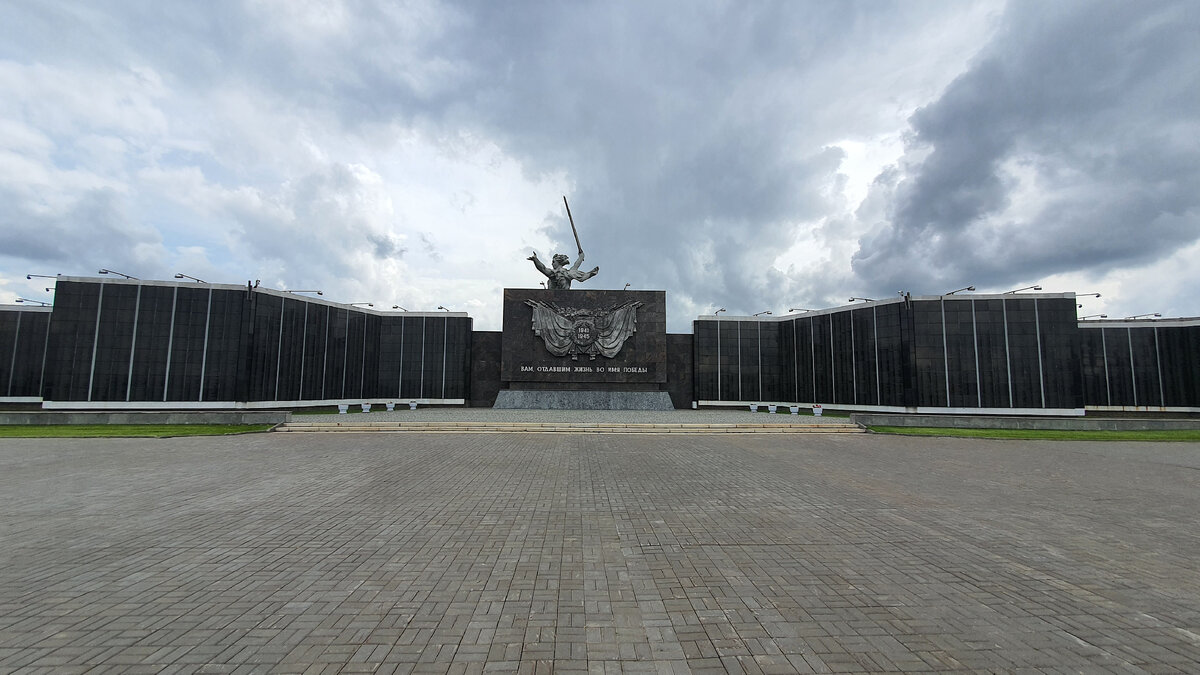 Самое тихое место на Мамаевом кургане в Волгограде павшим, Мамаевом, кладбище, здесь, Владимирской, стоит, Божьей, красноармейцев, иконы, Святой, могилы, СталинградВоинам, СталинградВоинамсвязистам, Адыгеи, ОсетииАлании, нихВоинам, несколько, страны, нашей, народы