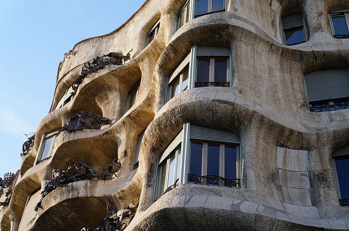 Благодаря особой технологии была создана плавающая форма всего здания(Casa Milа).