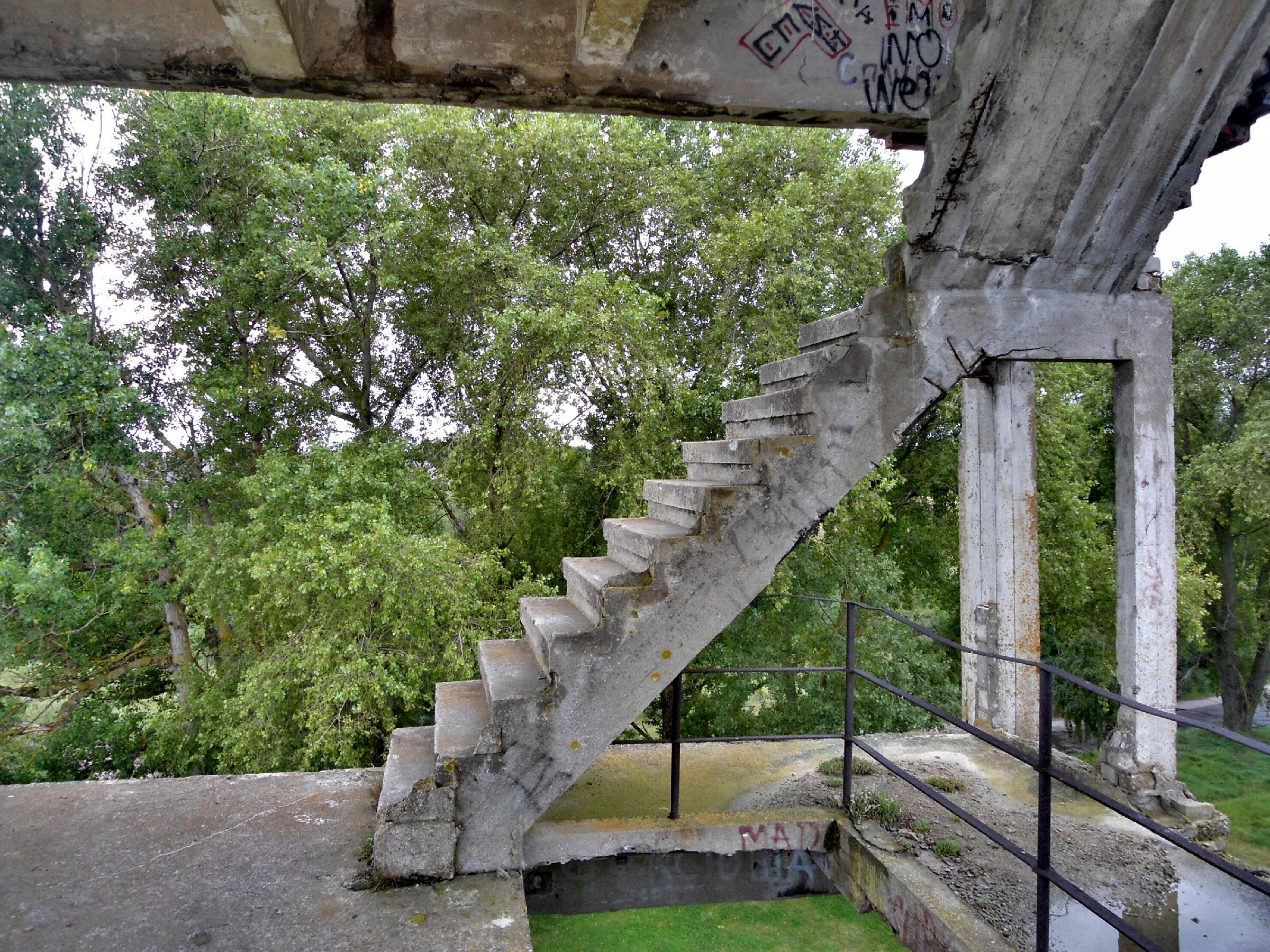 Заброшенный немецкий аэродром Люфтваффе "Нойтиф". Ангар 3 Заброшенный немецкий аэродром Люфтваффе "Нойтиф". Ангар 3