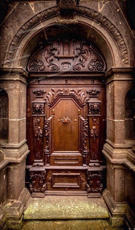 Даже дверь может быть произведением искусства.        