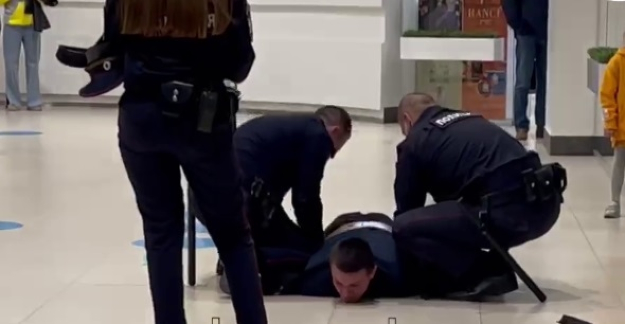 Полицейские задержали в аэропорту Симферополя странного мужчину с пеной у рта