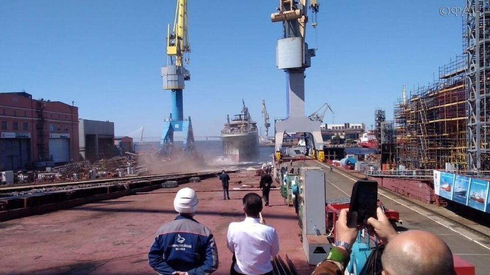 Траулер «Механик Маслак» спустили на воду в Петербурге