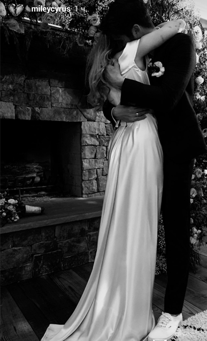 Майли Сайрус подтвердила, что вышла замуж за Лиама Хемсворта и показала фото со свадьбы звездные пары