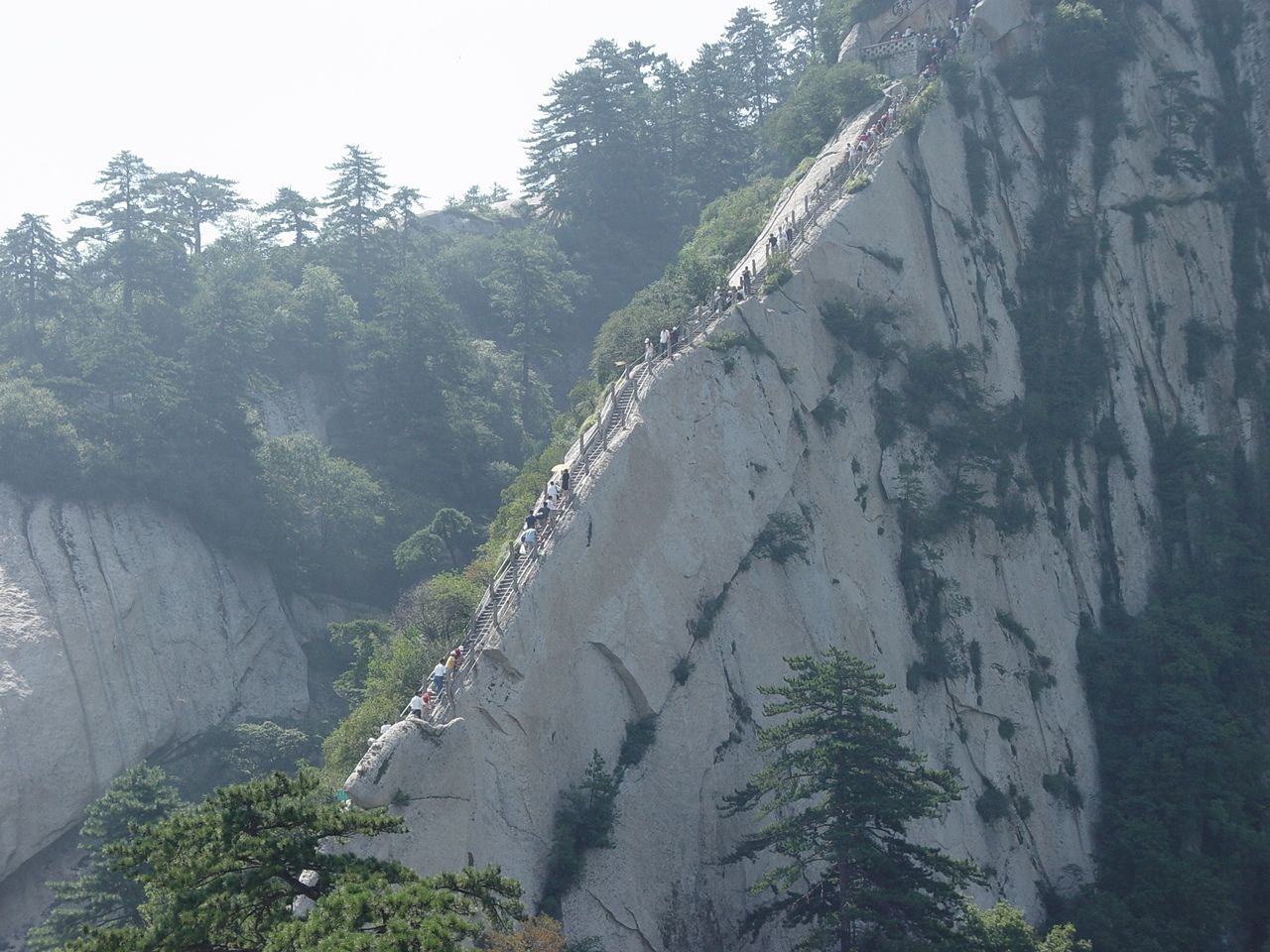 Тропа смерти (Huashan Mountain). Слабонервным лучше даже не смотреть. Тропа смерти (Huashan Mountain). Слабонервным лучше даже не смотреть.
