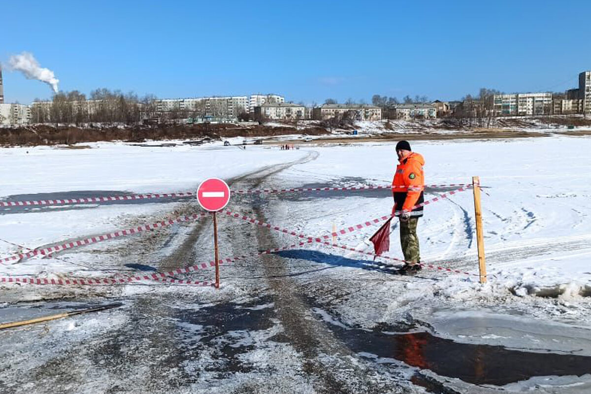 В Хабаровском крае машина с людьми провалилась под лед