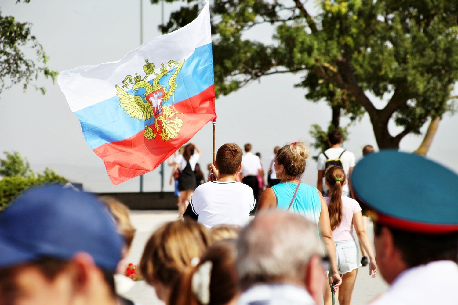 Жители керчи. Флаг России. День флага. Крым российский. Жители России.