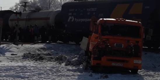 Видео: Поезд влетел в КАМАЗ в Липецкой области