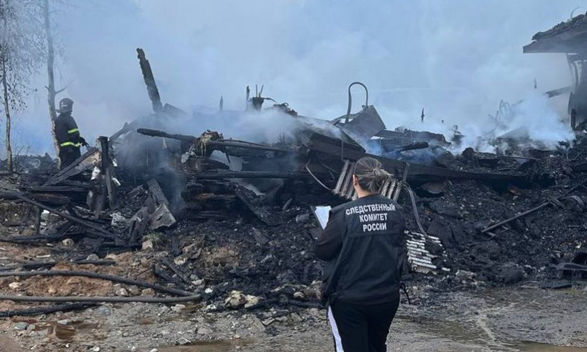 Мужчина и две женщины погибли на пожаре в жилом бараке в Амурской области