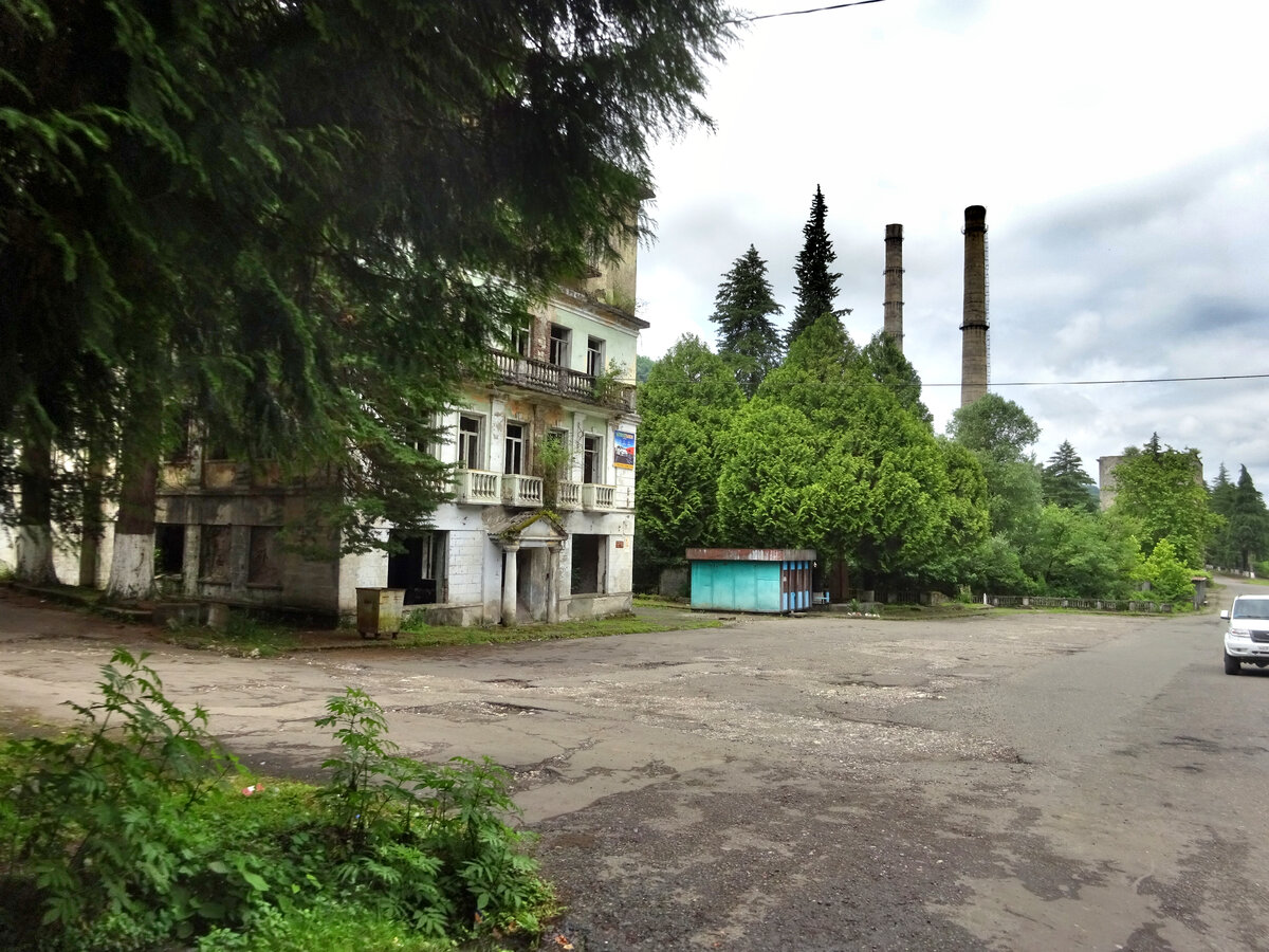 Город-герой Ткуарчал. Абхазия Город-герой Ткуарчал. Абхазия будет, Ткуарчал, интересно, немного, удалось, сожалению, поездки, городаК, заехали, обратном, посетитьНа, ничего, больше, описанииНу, части, жилой, источник, позаимствовал, внутри, получилосьФотки