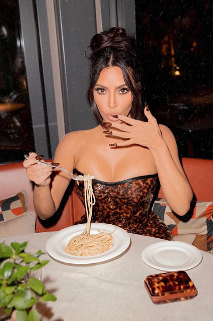 Новые подробности отношений Ким Кардашьян и Пита Дэвидсона: "Он не циклится на мелочах, и Ким находит это сексуальным" Новые подробности отношений Ким Кардашьян и Пита Дэвидсона: "Он не циклится на мелочах, и Ким находит это сексуальным" Звездные пары