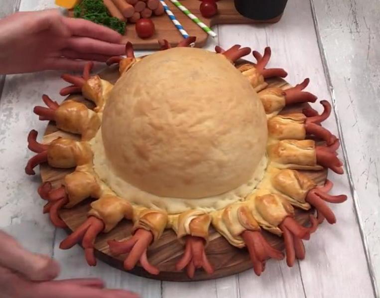 Когда хочу удивить гостей, готовлю дутый сырный пирог с сосисками: совсем не сложно и оригинально