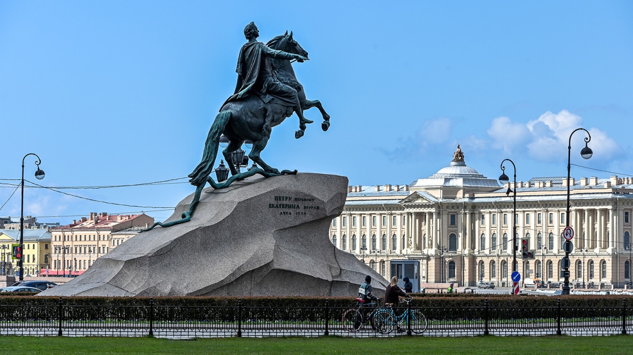 Новые памятники петербурга. Памятник Петру 1 в Санкт-Петербурге. Медный всадник памятник в Санкт-Петербурге. Достопримечательности Санкт-Петербурга памятник Петру 1. Памятник Петра первого в Санкт-Петербурге.