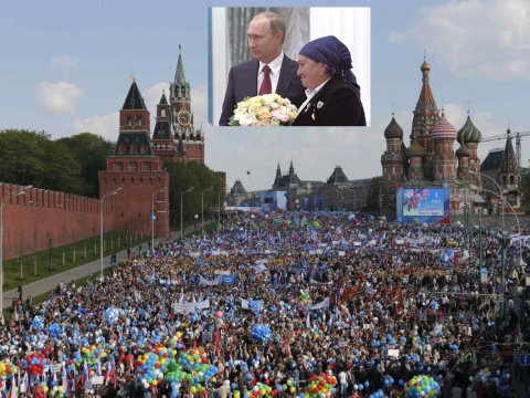 Первомайская демонстрация  01.05.2015 - Путин вручает медали «Герой Труда Российской Федерации»