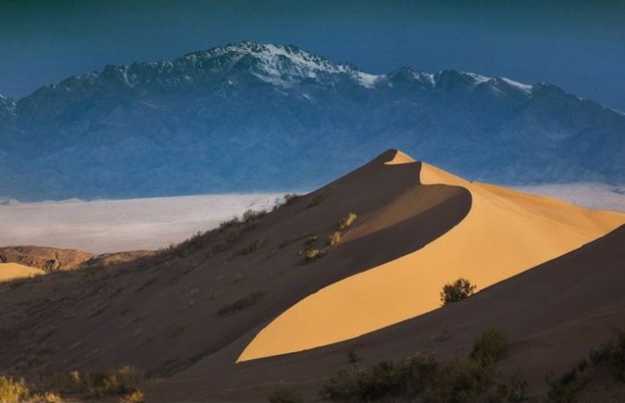 В 100 километрах севернее Заилийского Алатау расположено уникальное скопление песка высотой около 90 метров и протяженностью в несколько километров. Во время сильного ветра песчинки, перемещаясь и электризуясь, создают звук, похожий на гул.