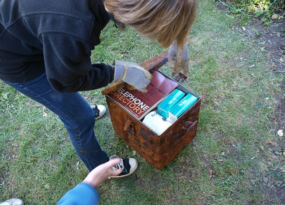 Супруги обнаружили в своем дворе тайник и вызвали спасателей Супруги обнаружили в своем дворе тайник и вызвали спасателей