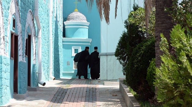 На данном изображении может находиться: один или несколько человек, растение, дерево и на улице