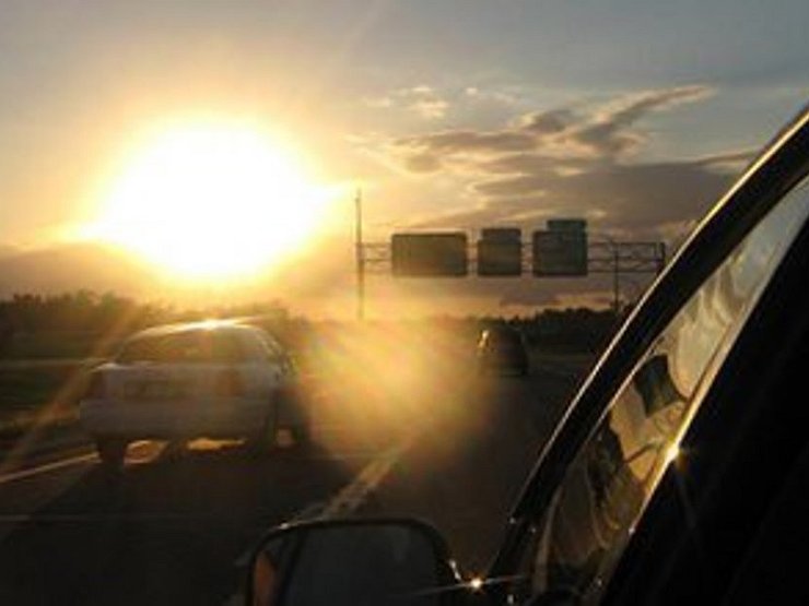 Как водителю сделать так, чтобы солнце не слепило на трассе авто и мото