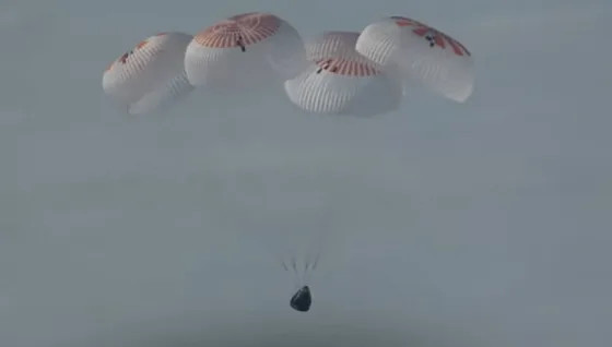 Корабль Crew Dragon с российским космонавтом на борту вернулся на Землю